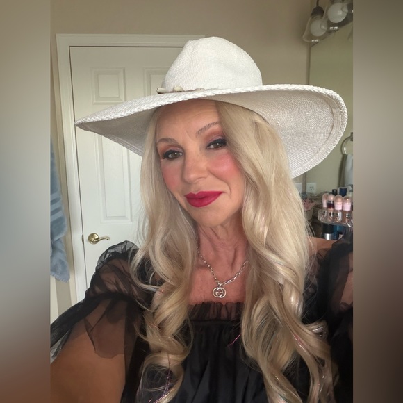 NIKKI BEACH Barbados Floppy Fedora Sun Hat in White with Cowrie Shells - Picture 6 of 13